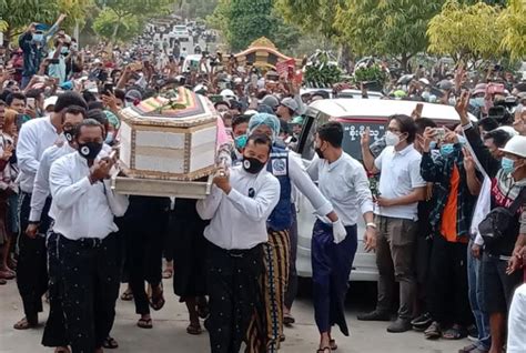 Funeral Of Mya Thwe Thwe Khine Attended By Nearly One Hundred Thousand