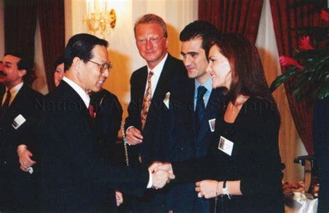 Mr ong teng cheong, who served as singapore's first elected president from 1993 to 1999, died in 2002 at the age of 66. PRESIDENT ONG TENG CHEONG EXCHANGING GREETINGS WITH HONORARY