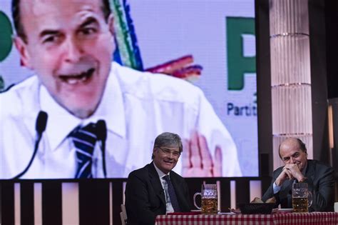 Ho sempre pensato meglio da. Pier Luigi Bersani sorseggia birra a Quinta Colonna. Le ...