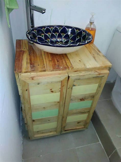Towels, soaps, face washes, bath robes etc you can organize them all on this lovely vanity table with the wash basin occupying the space on the top. DIY Pallet Wood Bathroom Vanity | 101 Pallets