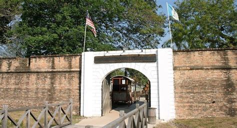 Sultan abdullah membenarkan francis light menduduki pulau pinang dengan syarat francis light memberi bantuan tentera apabila perlu. Interesting Places In Malaysia: Fort Cornwallis|Pulau ...