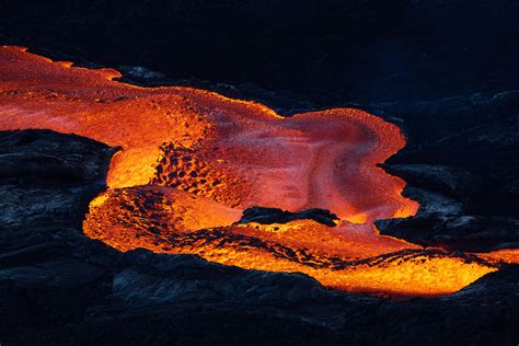 las imágenes más impresionantes de la erupción del mauna loa el volcán más grande del mundo