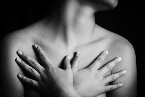 كيف تساعد الألعاب الجنسية في إنعاش الحميمية للمصابات بسرطان الثدي؟ رصيف 22