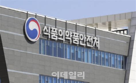 인센티브 효과?…80만명분 얀센 백신 16시간 만에 동났다, 어차피 맞을 거면 빨리 맞자 신청자 몰려 예약 첫날 마감 한달 전 꺼리던 분위기와 달라 접종자는 야외서 '노 마스크' az '노쇼 백신'도 예약 경쟁. "얀센 코로나 백신, 예방 효과 인정"(종합)