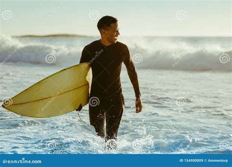 Surfista Che Esce Dall Oceano Immagine Stock Immagine Di Sorridere Lifestyles