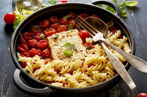 5-Zutaten-Rezept So schnell gelingt die cremige Baked Feta Pasta