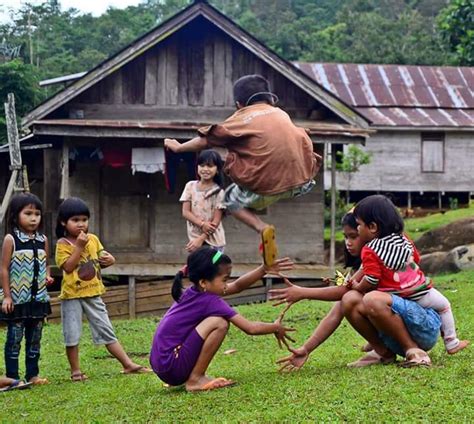 Matlamat permainan congkak adalah untuk mengumpul biji congkak terbanyak dan giliran menapak akhir. 11 Permainan Zaman Kanak-Kanak Tanpa Gadget ...