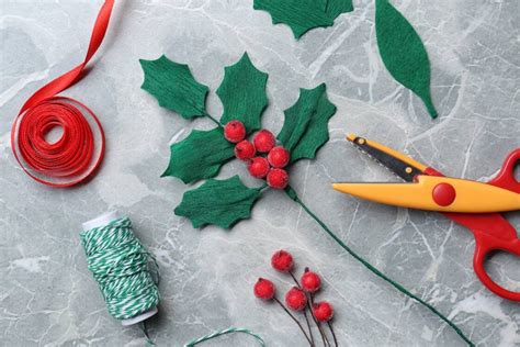 Top Mistletoe Crafts For Christmastime · Craftwhack