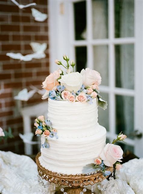 Without the limits of nature holding you back, you can decorate with blossoms in any size or color of your liking. 15 wedding cakes that are almost too pretty to eat