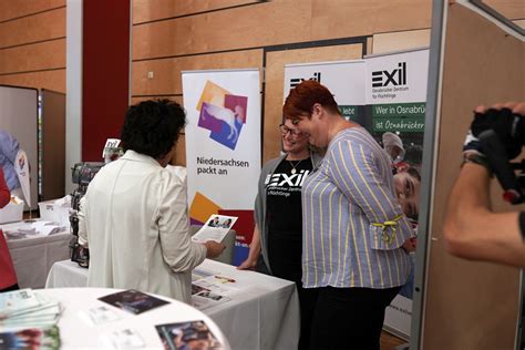 Sophie mühlmann schätzt die lage ein. Sozialministerin Carola Reimann am Exil-Infostand - Exil