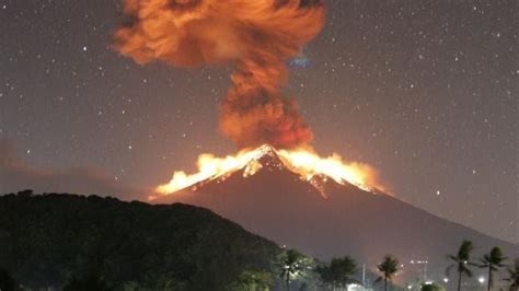 Mount agung, a volcano located in east bali erupted at 7.22pm local time on friday, may 24. Stunning Images Show Bali Volcano Spewing Ash 2 Miles Into ...