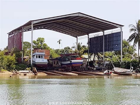 The wet market offers a variety of fresh from the sea products, meat, chicken, vegetables, spices, herbs, fruits and daily household items. Naik River Cruise di Taman Tamadun Islam, Kuala Terengganu ...