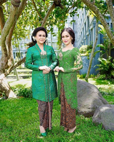 Beberapa padu padan kutu baru bisa membuat tubuh tidak pendek dan tampak tinggi. √ 50+ Model Kebaya Kutu Baru Modern Brokat Terbaru 2020