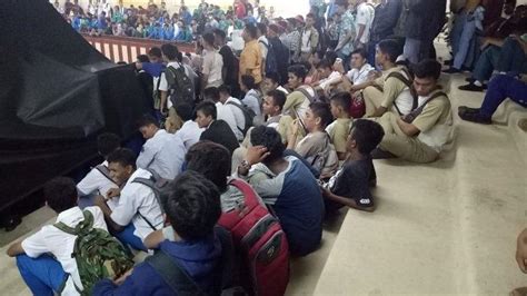 Adzan selalu ada dalam berbagai peristiwa penting, selain memang adzan digunakan sebagai seruan dan penanda waktu sholat tetapi ternyata tidak hanya pada saat itu adzan dikumandangkan. Usai Jam Sekolah, Anak STM Kembali ke DPRA, Ikut 'Kuasai' Ruang Sidang - Serambi Indonesia