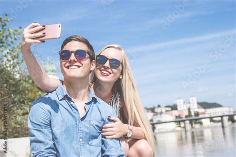 Junges Paar Macht Selfie An Der Innpromenade In Passau Stock Foto Adobe Stock