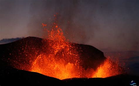 Des coulées de lave du volcan fagradalsfjall en éruption près de la capitale islandaise. Eyjafjallajokull Volcano & Glacier, Iceland | Arctic ...