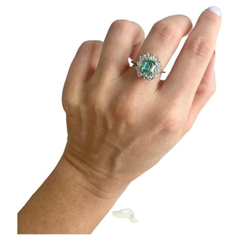 Preloved 18ct White Gold Emerald and Diamond Cluster Ring For Sale at