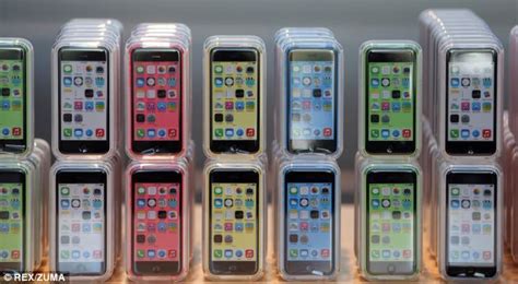 Iphone Sales Break Apples Own Records Over Launch Weekend Daily Mail
