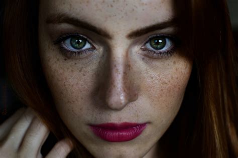배경 화면 얼굴 여자들 모델 초상화 빨간 녹색 눈 주근깨 입 코 피부 색깔 소녀 아름다움 말뿐인 뺨
