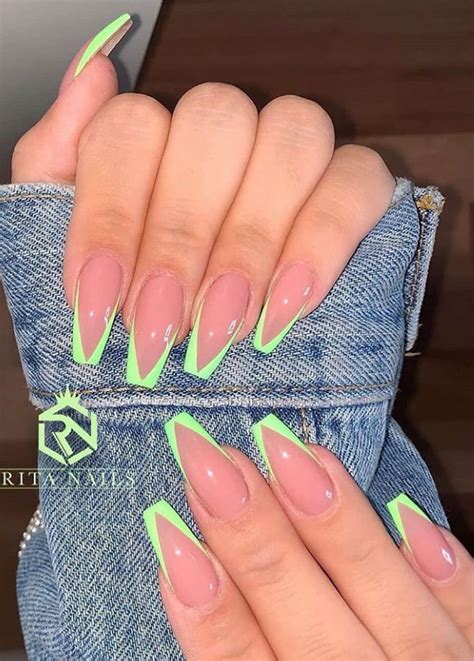 Hermoso diseño de uñas acrílicas de colores. 36 Elegante diseño de uñas de ataúd rosa para que las uñas ...