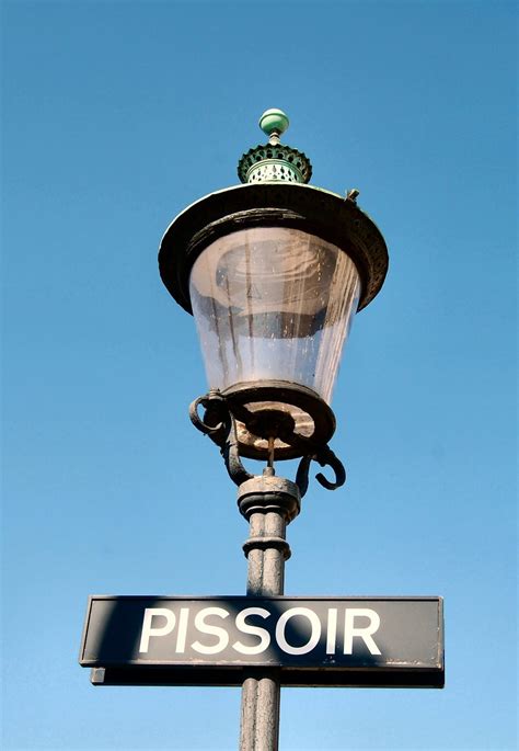 Urinoir (sanitair), aan muur bevestigde bak om in te urineren urinoir (straatmeubilair), pissoir in de publieke ruimte bouwwerken. Free Pissoir Stock Photo - FreeImages.com