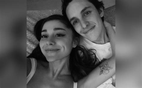 Ariana Grande Shows Off New Ring As Shes Engaged To Dalton Gomez
