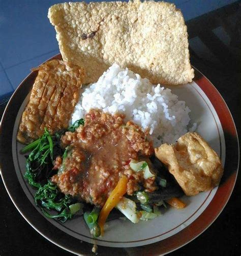 Biasanya, nasi pecel yang dijualnya. Ada 10 Racikan Sego Pecel Komplet, Pilih yang Mana untuk ...