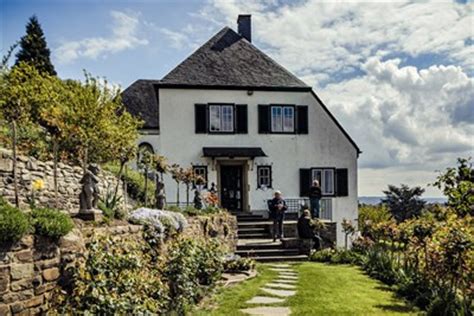 In wunderschöner lage ist das haus umgeben von einem üppigen garten voller bäume, sträucher und blumen. Stiftung Bundeskanzler-Adenauer-Haus, Rhöndorf, NRW ...