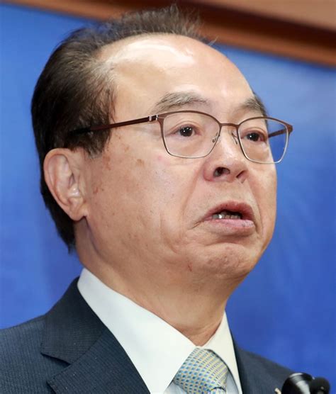 오거돈 전 부산시장이 사퇴 29일 만인 어제 경찰에 출석했습니다. '총선 후 사퇴' 약속한 오거돈, 미적대다 '피해자 압박'에 사퇴