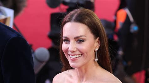 kate middleton oozes french chic at top gun 2 premiere with £10k drop earrings woman and home