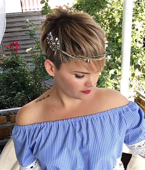 The cutting involves different lengths which are being cut the difference of 45 degree angle and results in well grown and puffy appearance. 18 Different Ways to Style a Pixie Cut (2018 Complete Guide)