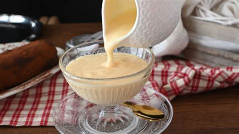 la crème anglaise est une préparation classique de la pâtissière traditionnelle parfaite pour