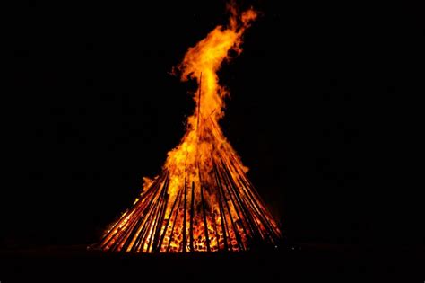 Besondere verbreitung genießt dabei das anzünden eines johannisfeuers, was meist in der johannisnacht geschieht. 24. Juni: Kein Welttag aber historisch der Johannistag - Die neue Bibliothek der Welttage