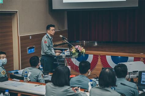 陸軍六軍團政戰主任簡士偉少將，申誡乙次。 陸軍六軍團人事行政處處長陳宏詩上校，記過兩次。 陸軍機步269旅旅長楊方漢少將，記過兩次。 陸軍機步269旅參謀主任黃文啟上校，記過乙次。 陸軍機步269旅政戰主任陳毅銘上校，記過乙次。 簡士偉勉政戰幹部發揮有感服務 | 軍聞 - 國防焦點 - 青年日報