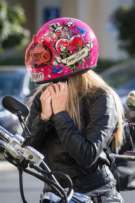 Marcelina zawadzka ma 1 stanowisko w swoim profilu. Marcelina Zawadzka w różowym kasku na motorze (ZDJĘCIA ...