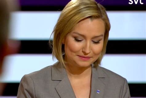 Annika strandhäll tycker det är sorgligt att se ulf kristersson i riksdagens talarstol och stryka sin nya samarbetspartner jimmie åkesson medhårs. Här hånskrattar Ulf Kristersson åt Löfven: "Patetiskt!"