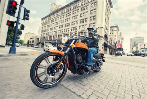 La motocicleta vulcan® 900 classic presenta líneas limpias que fluyen y aportan un aspecto clásico. 2021 Kawasaki Vulcan 900 Custom Guide • Total Motorcycle