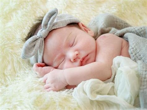 Coba cek rekomendasinya di sini, ada 13 pilihan kado untuk bayi yang bisa kamu siapkan. 7 Ide Kado untuk Bayi Perempuan, Pita Hingga Boneka