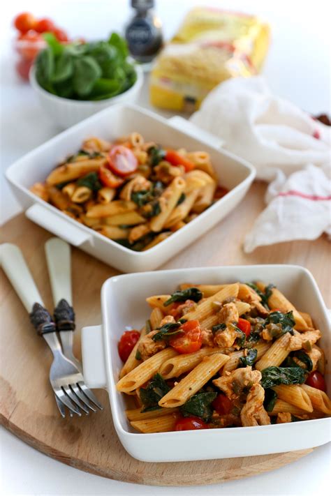 Penne Met Kip Spinazie En Cherry Tomaten Uit De Keuken Van Fatima