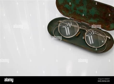 Vintage Eye Glasses Ad Hi Res Stock Photography And Images Alamy