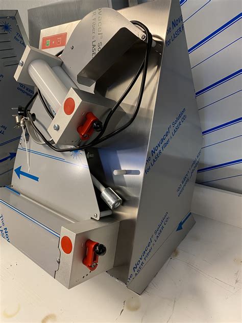 Auch große teigmengen lassen sich sehr einfach und sehr schnell zu einem glatten teig ohne risse oder bläschen ausrollen. Teigausrollmaschine NEU Ø 30cm - HAS Gastrobedarf GmbH
