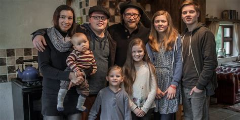 Dass es tatsächlich so weit kommt, glaubt angelo allerdings nicht. „Goodbye Deutschland": Angelo Kelly geht mit seinem Sohn ...