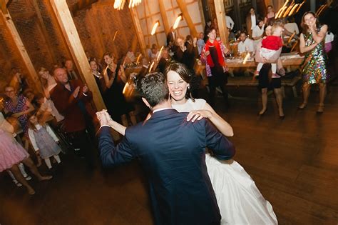 Heute stehen bräuten eine menge an schönen, eleganten und individuellen brautkleidern zur auswahl. Hochzeitsreportage Simone & Christoph in der Eventscheune ...