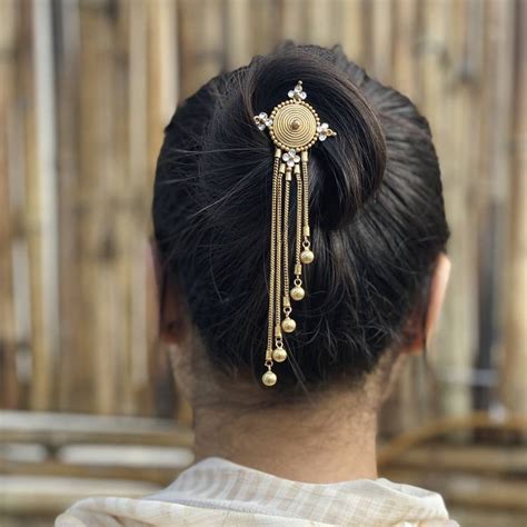 Of all the hairstyles that we have seen so far, this probably is the easiest and simple hairstyle. 21 Simple Indian Hairstyle for Saree
