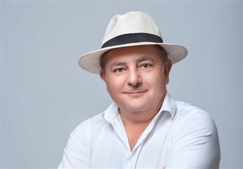 Robert makłowicz znany jest szerszej publiczności jako przewodnik po interesujących krajach i pysznej kuchni, a także znawca win oraz historii głównie z obszaru europy kojarzonej niegdyś z. Robert Makłowicz w Oświęcimiu