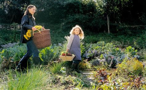 Garten und landschaftsbau schwäbisch hall. Mutter und Tochter im Garten (Foto: Bausparkasse ...