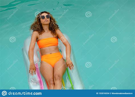 Vrouw In Bikini Het Ontspannen Op Een Opblaasbare Buis In Zwembad Bij De Binnenplaats Van Huis