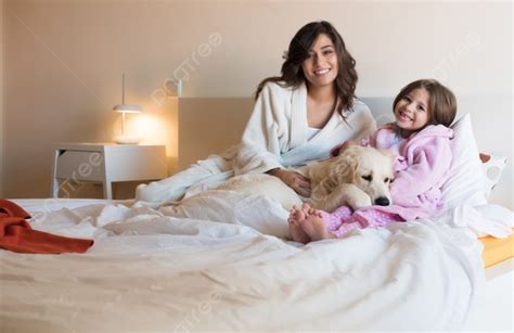 الأم وابنتها مع الكلب في السرير صورة الخلفية والصورة للتنزيل المجاني Pngtree