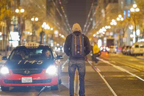 무료 이미지 보행자 사람 도로 교통 거리 밤 모험 배낭 운전 시티 택시 수송 저녁 차량 색깔 등