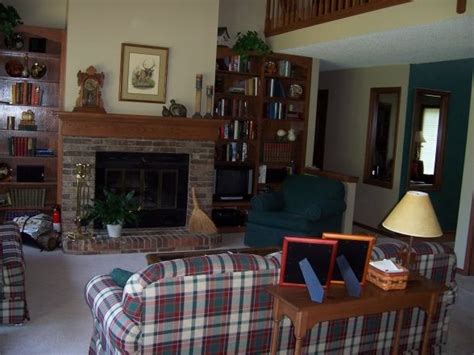 A cool $800,000—but what's a few hundred thousand dollars in the name of nostalgia? 80s living room | 80s living room, Living room 90s, Retro ...